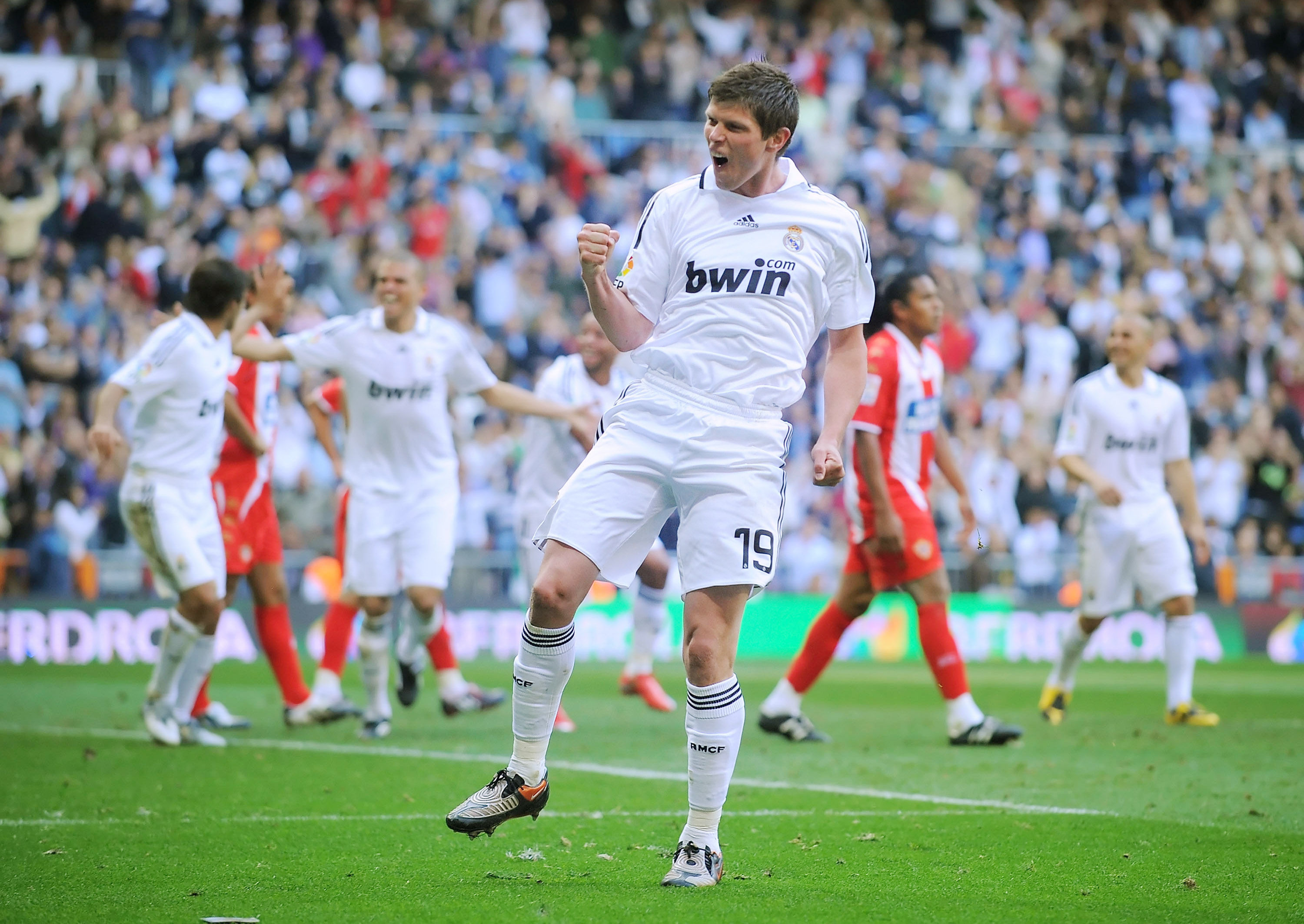 关于法国杯加时末段走向成谜；阿贾克斯远射贴柱；更衣室稳定；赛季目标并未改变的信息